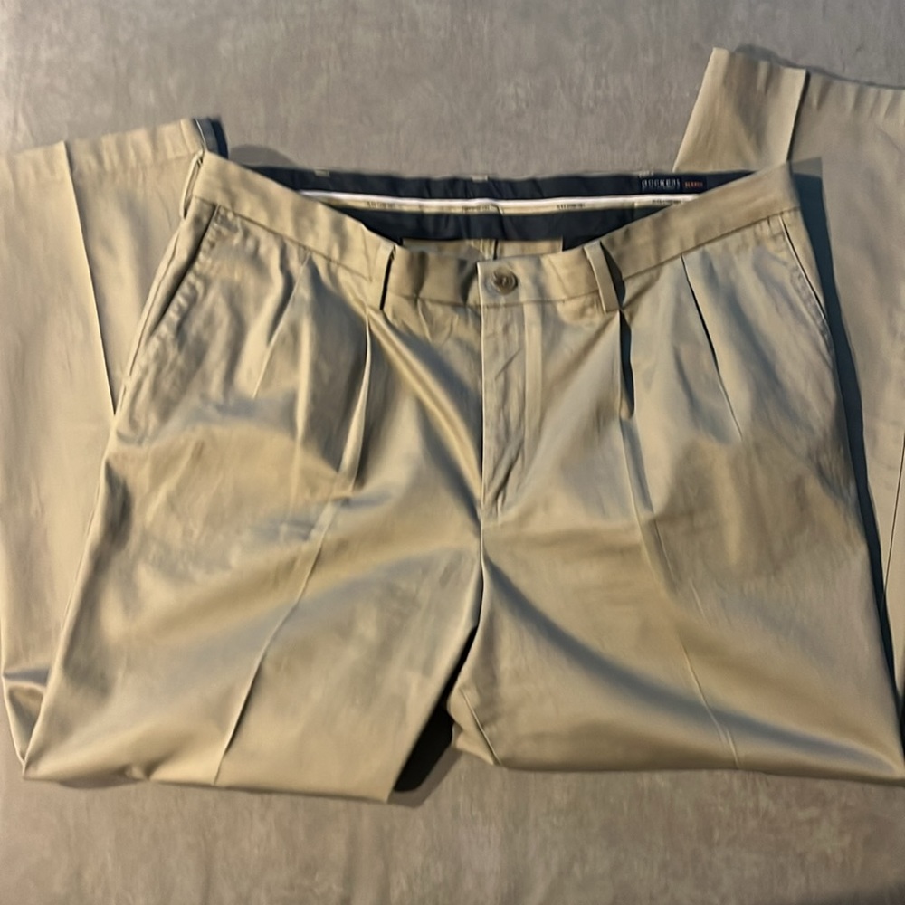 Men’s Dockers/ Khaki Size:42W/L32 note pictures for approximate measurements.